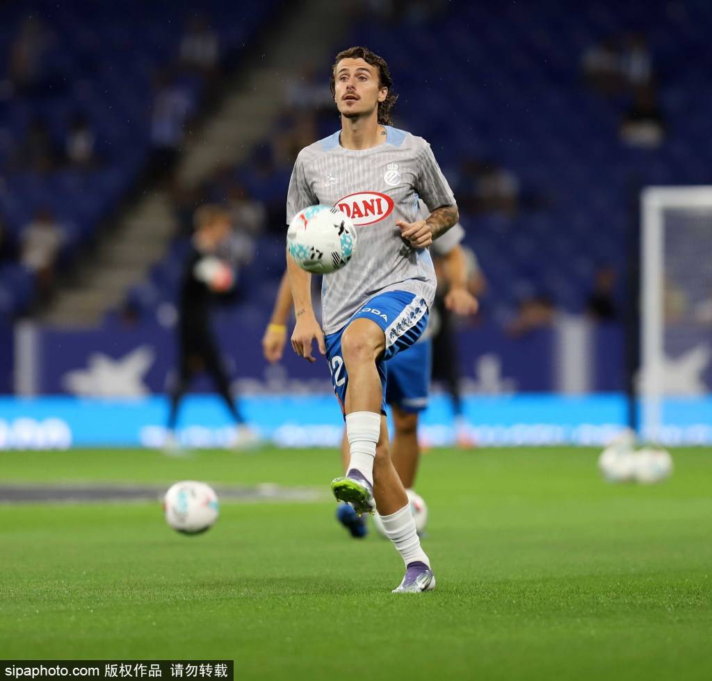 西甲赛场再现不和谐音符，球迷文化亟待反思